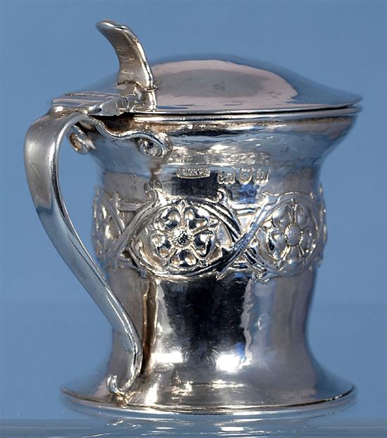 An Edwardian Arts & Crafts silver mustard pot, by Omar Ramsden & Alwyn Carr, height 80mm, weight 3.3oz/104grms.